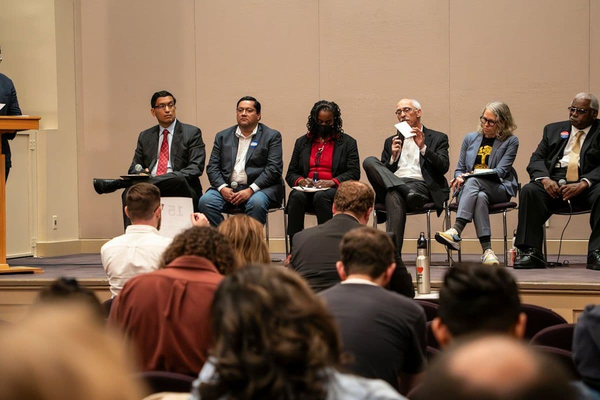 Table ronde sur scène devant le public du Summit