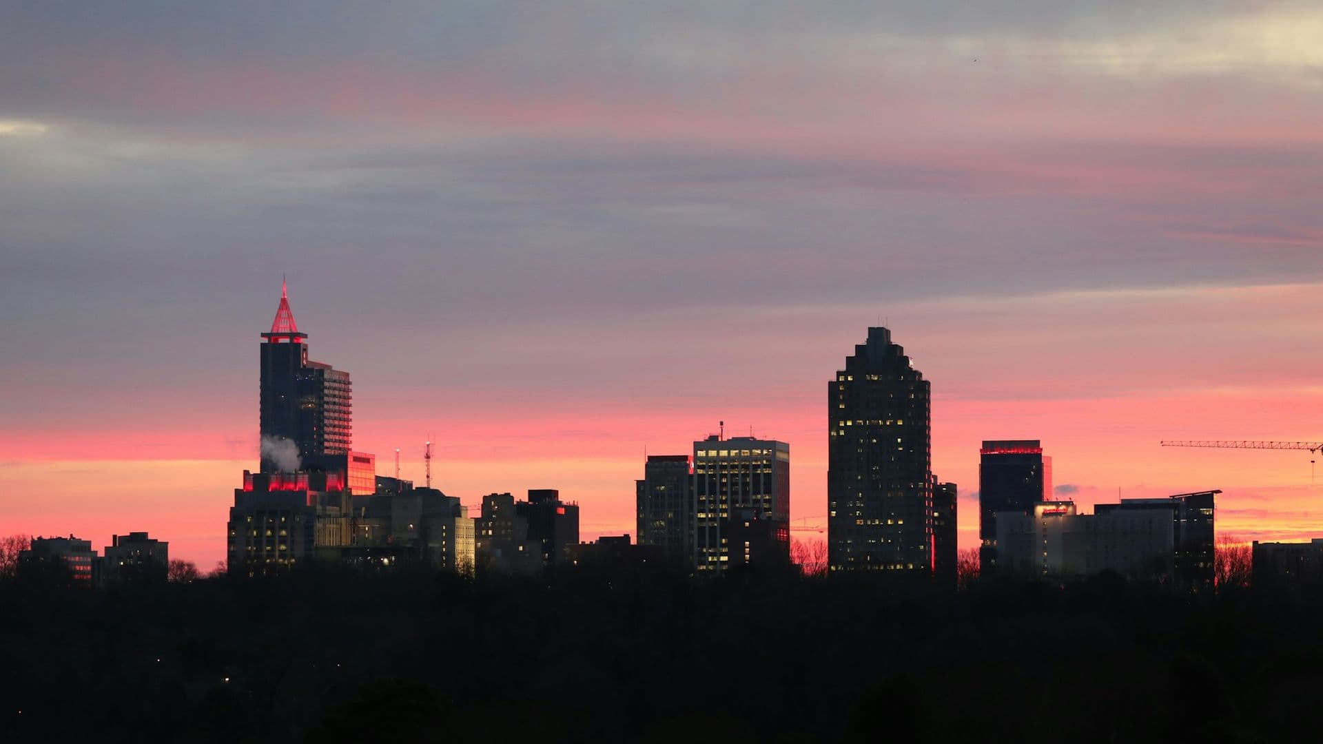 Silhouette d’une ville au coucher du soleil