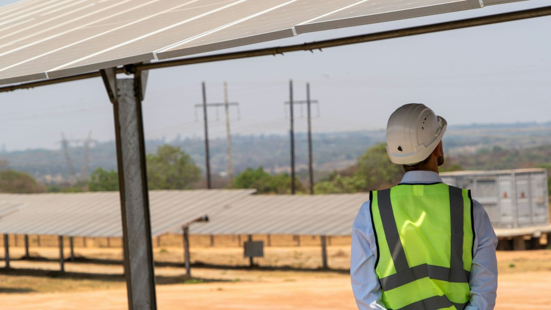 Jeune professionnelle du secteur électrique en tenue de chantier